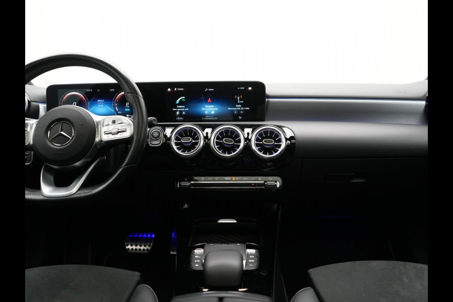 Mercedes-Benz A-Klasse 250 e AMG Line Plug In Hybrid 263pk PHEV | Panodak | Multibeam LED | Alcantara Sportstoelen Verwarmd | Apple Carplay | Sfeerverlichting | Blis | Cruise Control | Navigatie | Virtual | DAB |