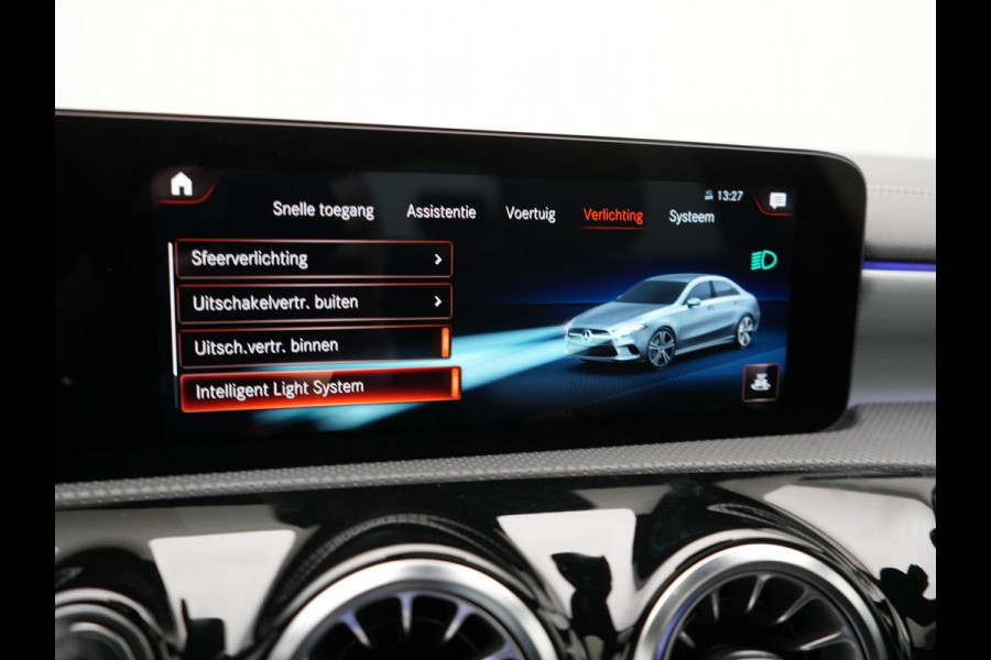 Mercedes-Benz A-Klasse 250 e AMG Line Plug In Hybrid 263pk PHEV | Panodak | Multibeam LED | Alcantara Sportstoelen Verwarmd | Apple Carplay | Sfeerverlichting | Blis | Cruise Control | Navigatie | Virtual | DAB |