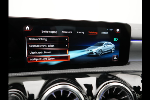 Mercedes-Benz A-Klasse 250 e AMG Line Plug In Hybrid 263pk PHEV | Panodak | Multibeam LED | Alcantara Sportstoelen Verwarmd | Apple Carplay | Sfeerverlichting | Blis | Cruise Control | Navigatie | Virtual | DAB |