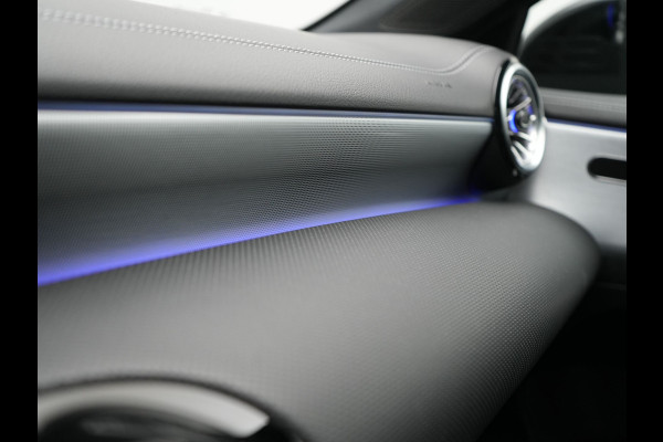 Mercedes-Benz A-Klasse 250 e AMG Line Plug In Hybrid 263pk PHEV | Panodak | Multibeam LED | Alcantara Sportstoelen Verwarmd | Apple Carplay | Sfeerverlichting | Blis | Cruise Control | Navigatie | Virtual | DAB |