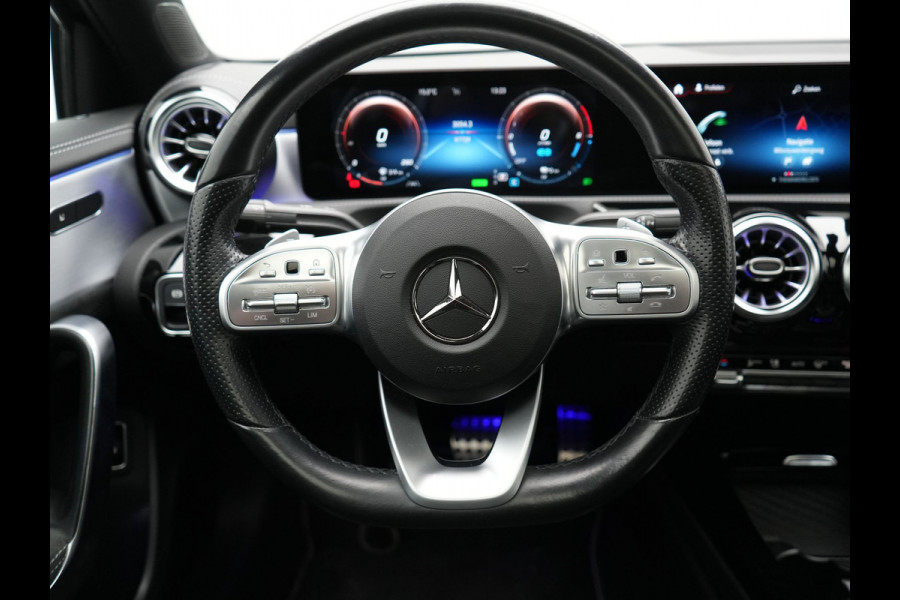 Mercedes-Benz A-Klasse 250 e AMG Line Plug In Hybrid 263pk PHEV | Panodak | Multibeam LED | Alcantara Sportstoelen Verwarmd | Apple Carplay | Sfeerverlichting | Blis | Cruise Control | Navigatie | Virtual | DAB |