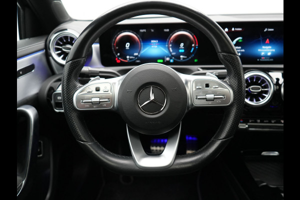 Mercedes-Benz A-Klasse 250 e AMG Line Plug In Hybrid 263pk PHEV | Panodak | Multibeam LED | Alcantara Sportstoelen Verwarmd | Apple Carplay | Sfeerverlichting | Blis | Cruise Control | Navigatie | Virtual | DAB |