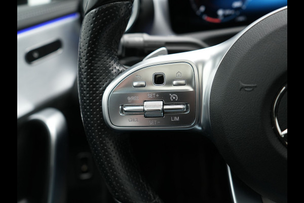 Mercedes-Benz A-Klasse 250 e AMG Line Plug In Hybrid 263pk PHEV | Panodak | Multibeam LED | Alcantara Sportstoelen Verwarmd | Apple Carplay | Sfeerverlichting | Blis | Cruise Control | Navigatie | Virtual | DAB |