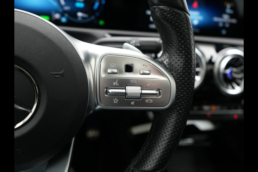 Mercedes-Benz A-Klasse 250 e AMG Line Plug In Hybrid 263pk PHEV | Panodak | Multibeam LED | Alcantara Sportstoelen Verwarmd | Apple Carplay | Sfeerverlichting | Blis | Cruise Control | Navigatie | Virtual | DAB |