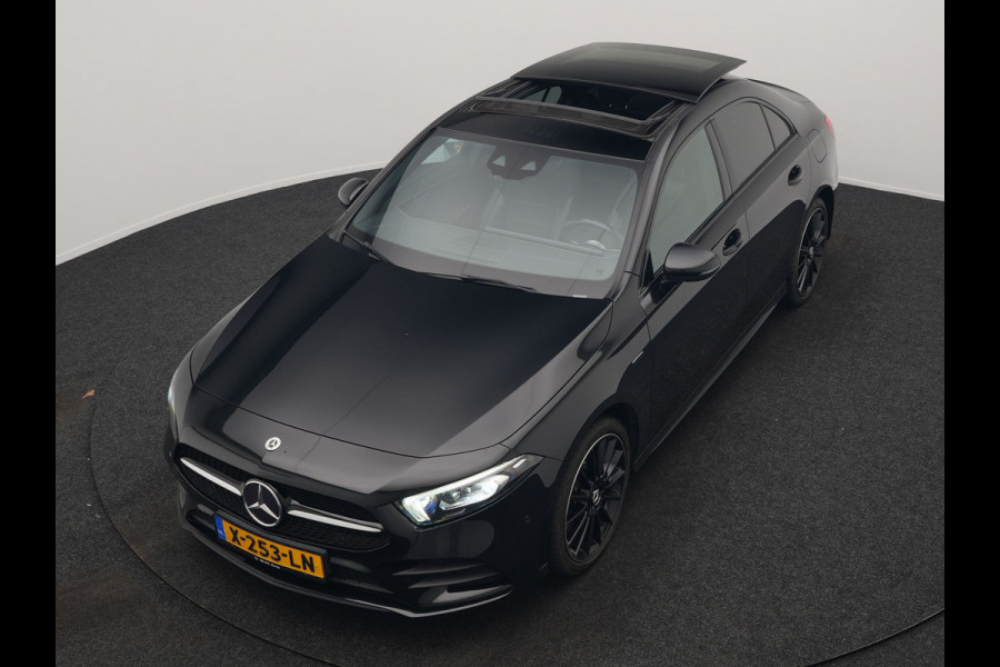 Mercedes-Benz A-Klasse 250 e AMG Line Plug In Hybrid 263pk PHEV | Panodak | Multibeam LED | Alcantara Sportstoelen Verwarmd | Apple Carplay | Sfeerverlichting | Blis | Cruise Control | Navigatie | Virtual | DAB |