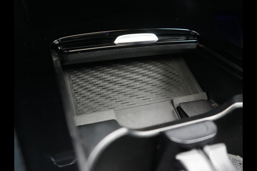 Mercedes-Benz A-Klasse 250 e AMG Line Plug In Hybrid 263pk PHEV | Panodak | Multibeam LED | Alcantara Sportstoelen Verwarmd | Apple Carplay | Sfeerverlichting | Blis | Cruise Control | Navigatie | Virtual | DAB |