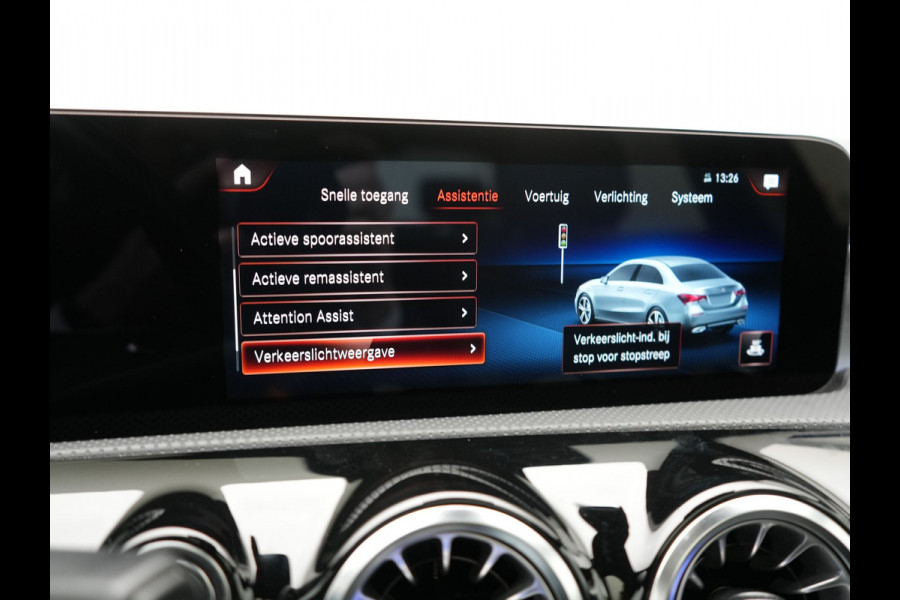 Mercedes-Benz A-Klasse 250 e AMG Line Plug In Hybrid 263pk PHEV | Panodak | Multibeam LED | Alcantara Sportstoelen Verwarmd | Apple Carplay | Sfeerverlichting | Blis | Cruise Control | Navigatie | Virtual | DAB |