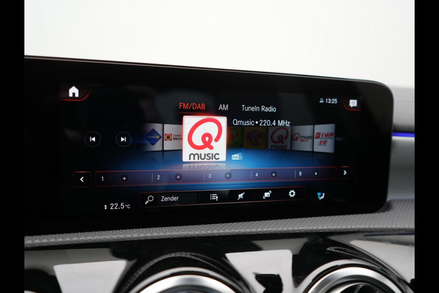 Mercedes-Benz A-Klasse 250 e AMG Line Plug In Hybrid 263pk PHEV | Panodak | Multibeam LED | Alcantara Sportstoelen Verwarmd | Apple Carplay | Sfeerverlichting | Blis | Cruise Control | Navigatie | Virtual | DAB |