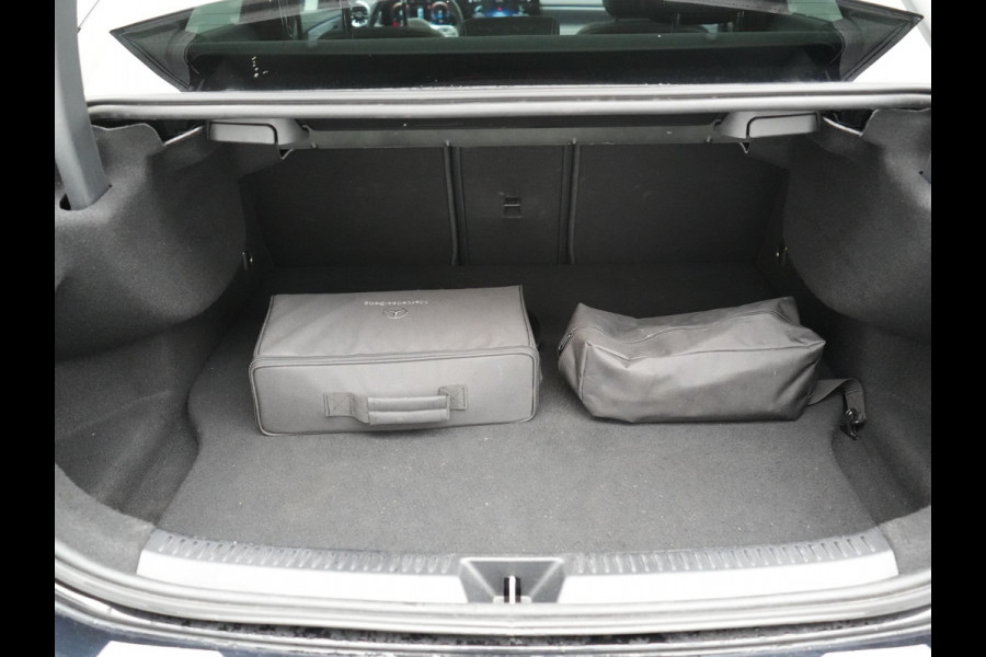 Mercedes-Benz A-Klasse 250 e AMG Line Plug In Hybrid 263pk PHEV | Panodak | Multibeam LED | Alcantara Sportstoelen Verwarmd | Apple Carplay | Sfeerverlichting | Blis | Cruise Control | Navigatie | Virtual | DAB |