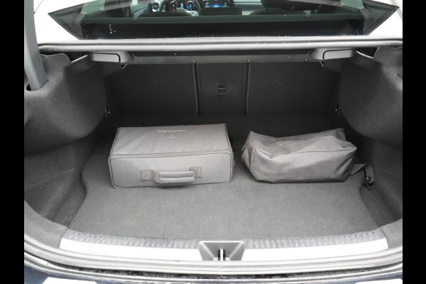 Mercedes-Benz A-Klasse 250 e AMG Line Plug In Hybrid 263pk PHEV | Panodak | Multibeam LED | Alcantara Sportstoelen Verwarmd | Apple Carplay | Sfeerverlichting | Blis | Cruise Control | Navigatie | Virtual | DAB |
