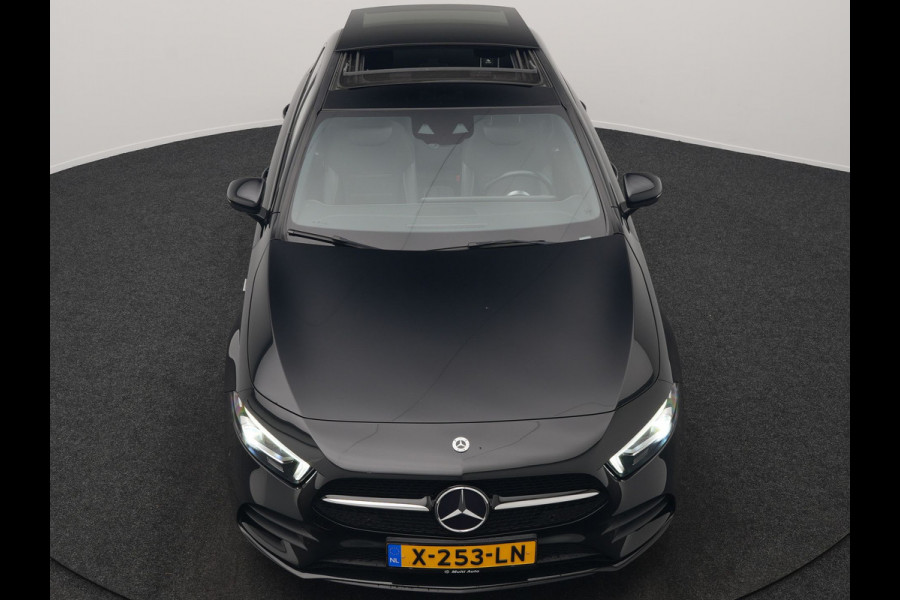 Mercedes-Benz A-Klasse 250 e AMG Line Plug In Hybrid 263pk PHEV | Panodak | Multibeam LED | Alcantara Sportstoelen Verwarmd | Apple Carplay | Sfeerverlichting | Blis | Cruise Control | Navigatie | Virtual | DAB |
