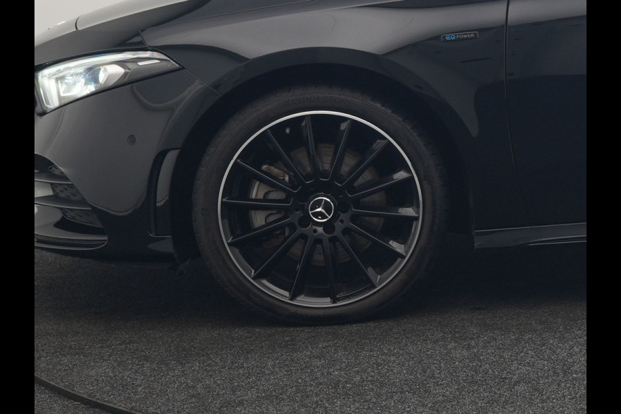 Mercedes-Benz A-Klasse 250 e AMG Line Plug In Hybrid 263pk PHEV | Panodak | Multibeam LED | Alcantara Sportstoelen Verwarmd | Apple Carplay | Sfeerverlichting | Blis | Cruise Control | Navigatie | Virtual | DAB |