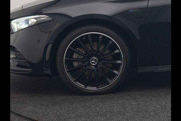 Mercedes-Benz A-Klasse 250 e AMG Line Plug In Hybrid 263pk PHEV | Panodak | Multibeam LED | Alcantara Sportstoelen Verwarmd | Apple Carplay | Sfeerverlichting | Blis | Cruise Control | Navigatie | Virtual | DAB |