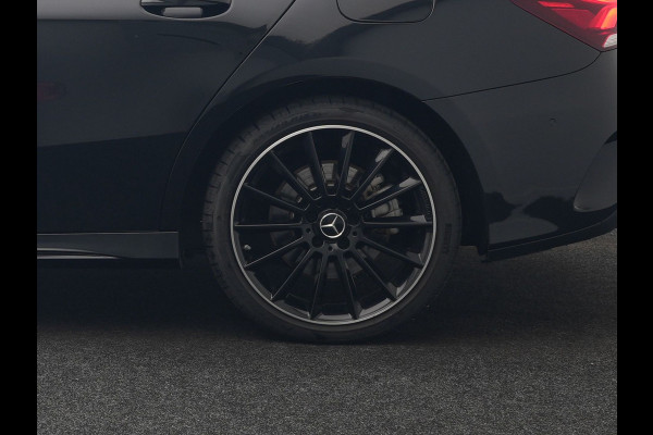Mercedes-Benz A-Klasse 250 e AMG Line Plug In Hybrid 263pk PHEV | Panodak | Multibeam LED | Alcantara Sportstoelen Verwarmd | Apple Carplay | Sfeerverlichting | Blis | Cruise Control | Navigatie | Virtual | DAB |