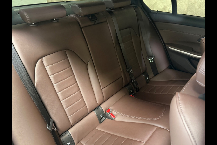 BMW 3 Serie 318i M-Sport | Pano | Stoel/Stuur verwarming | Carplay | HUD |Sfeerverlichting |