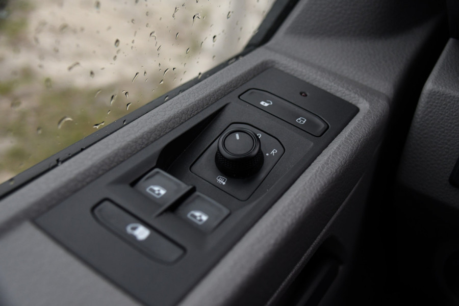 Volkswagen Transporter 2.0 TDI L2H1 30 Highline Adaptieve Cruise, Camera, Carplay, Stoelverwarming, Automaat, Sensoren, Standkachel, 2 x Schuifdeur, LED, Uniek!