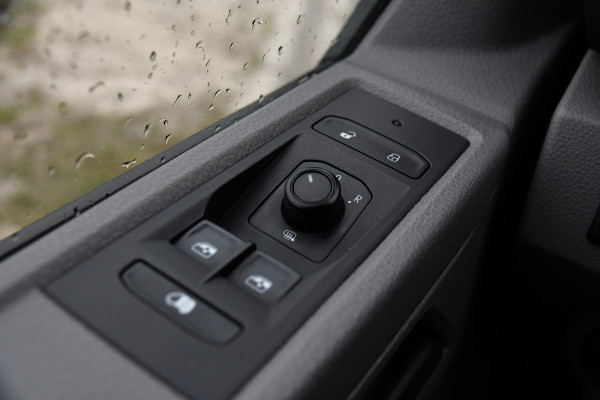 Volkswagen Transporter 2.0 TDI L2H1 30 Highline Adaptieve Cruise, Camera, Carplay, Stoelverwarming, Automaat, Sensoren, Standkachel, 2 x Schuifdeur, LED, Uniek!