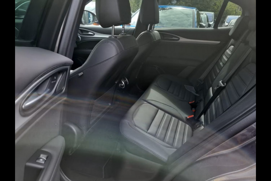 Alfa Romeo Stelvio 2.0 T Q4 Veloce ** MATRIX, NAVI+, H&K SOUND, LEDER, 20-inch LMV, ALARM  ** 1e EIG - Ex ALFA.de - UNFALLFREI ** ** INFORMEER OOK NAAR ONZE AANTREKKELIJKE FINANCIAL-LEASE TARIEVEN **