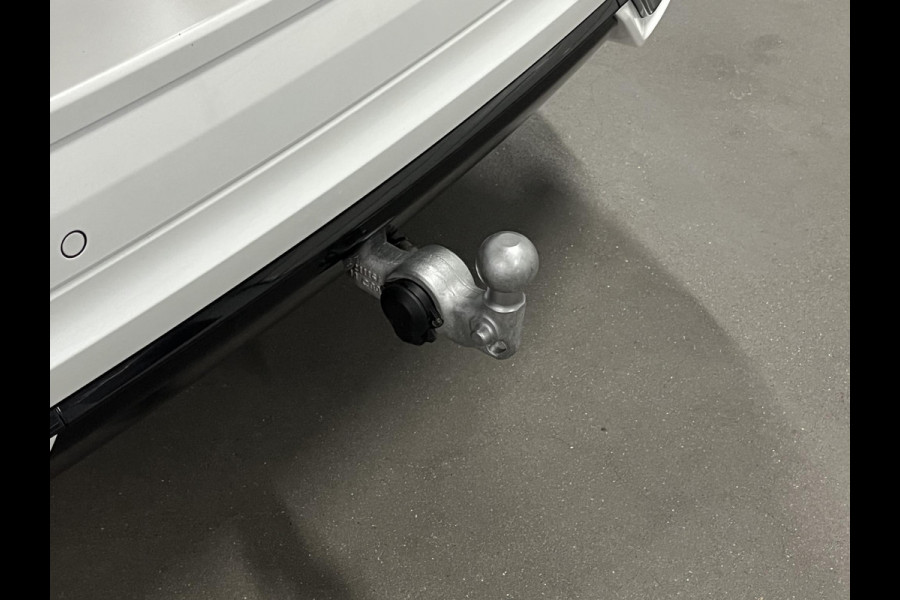 Volvo XC60 2.0 T6 Plug-in hybrid AWD R-Design Luchtvering | Trekhaak | Open dak | Adapt. cruise | Stuur-/stoelverwarming | Memory | Achteruitrij camera | Carplay