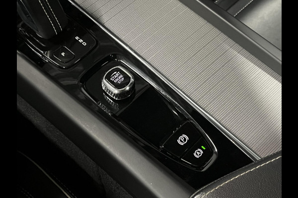 Volvo XC60 2.0 T6 Plug-in hybrid AWD R-Design Luchtvering | Trekhaak | Open dak | Adapt. cruise | Stuur-/stoelverwarming | Memory | Achteruitrij camera | Carplay