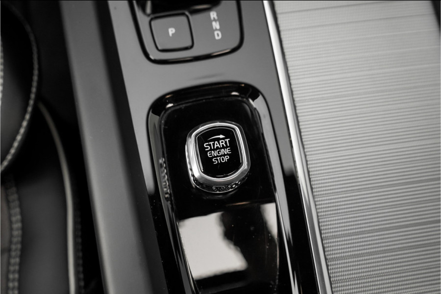 Volvo XC60 2.0 T8 Plug-in hybrid AWD Ultra Dark Pano Luchtvering H/K 21"