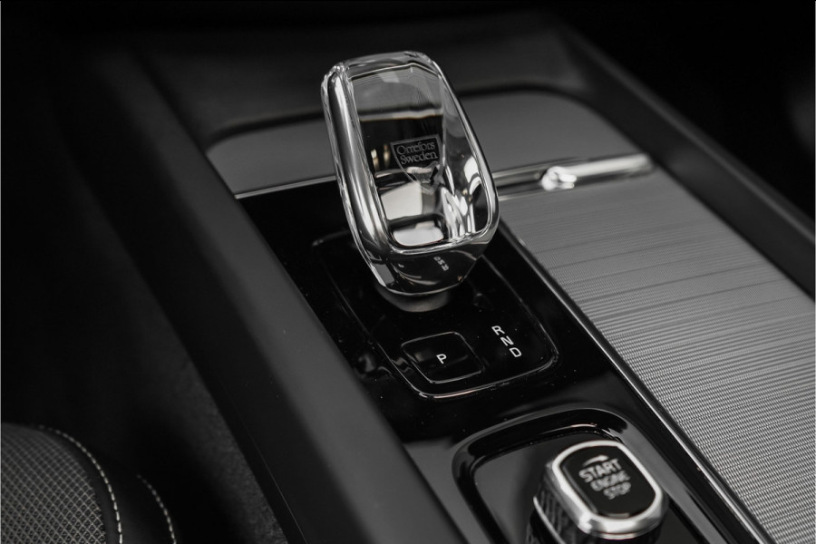 Volvo XC60 2.0 T8 Plug-in hybrid AWD Ultra Dark Pano Luchtvering H/K 21"