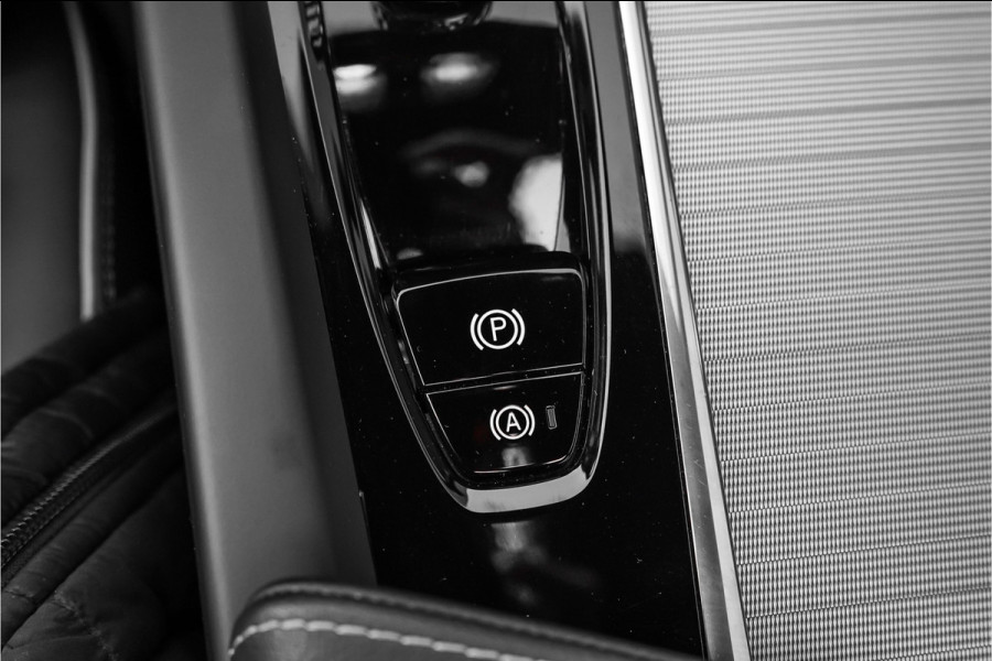 Volvo XC60 2.0 T8 Plug-in hybrid AWD Ultra Dark Pano Luchtvering H/K 21"
