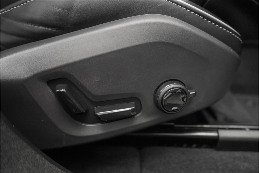 Volvo XC60 2.0 T8 Plug-in hybrid AWD Ultra Dark Pano Luchtvering H/K 21"