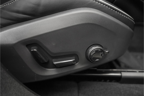 Volvo XC60 2.0 T8 Plug-in hybrid AWD Ultra Dark Pano Luchtvering H/K 21"