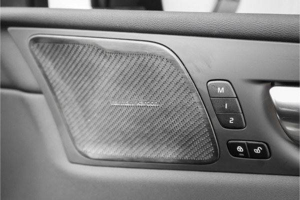 Volvo XC60 2.0 T8 Plug-in hybrid AWD Ultra Dark Pano Luchtvering H/K 21"