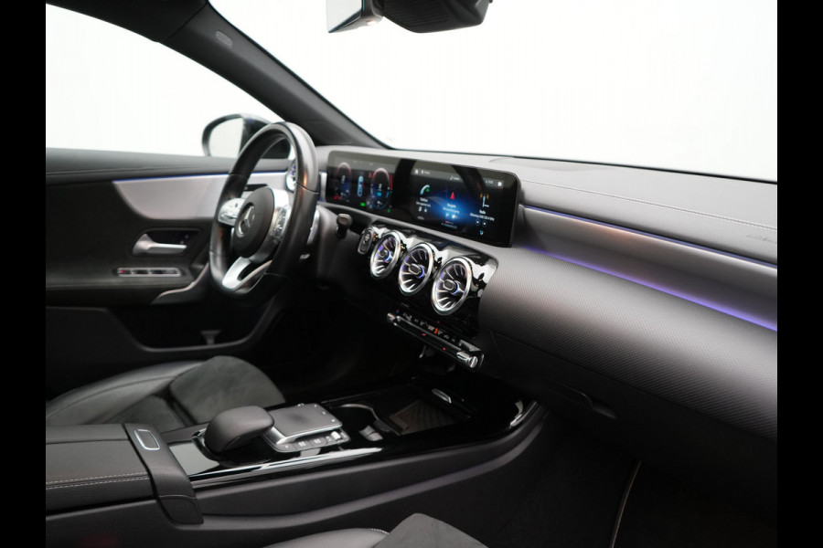 Mercedes-Benz A-Klasse 250 e AMG Line Plug In Hybrid 263pk PHEV | Panodak | Multibeam LED | Alcantara Sportstoelen Verwarmd | Apple Carplay | Sfeerverlichting | Blis | Cruise Control | Navigatie | Virtual | DAB |