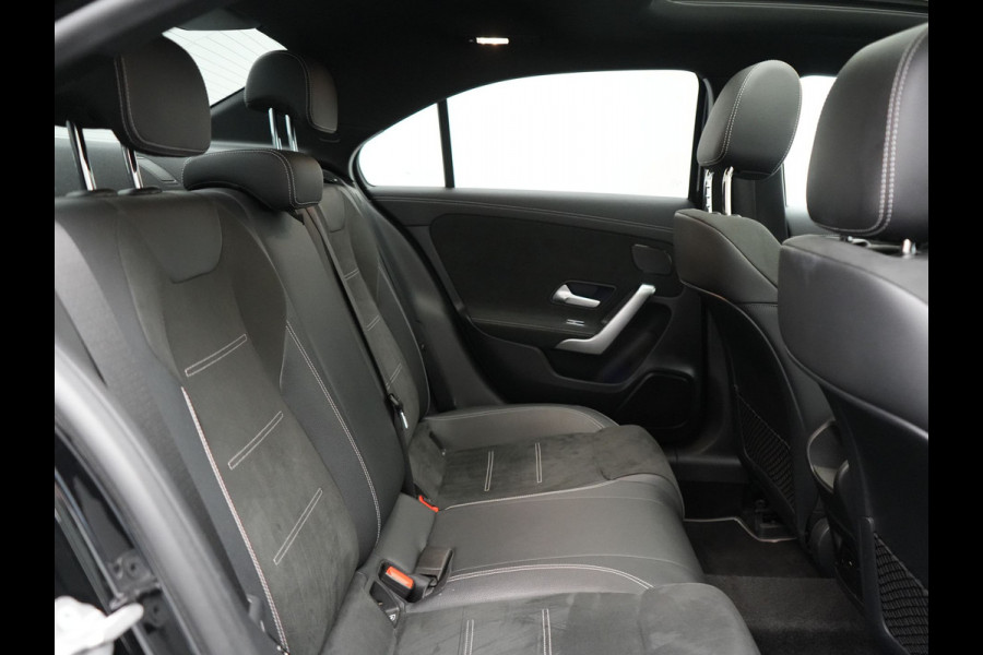 Mercedes-Benz A-Klasse 250 e AMG Line Plug In Hybrid 263pk PHEV | Panodak | Multibeam LED | Alcantara Sportstoelen Verwarmd | Apple Carplay | Sfeerverlichting | Blis | Cruise Control | Navigatie | Virtual | DAB |