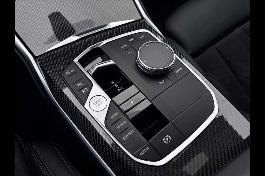 BMW 3 Serie Touring 320e | M-Sport | Pano | Harman Kardon | 19 inch | Carbon | Stuurwiel verwarmd | Individual | Brooklyn Grey