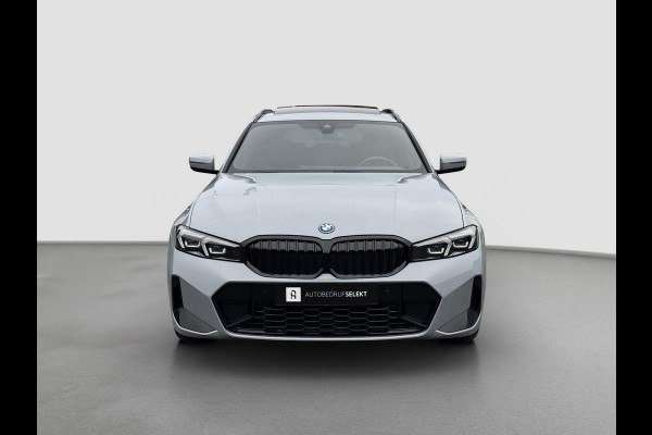 BMW 3 Serie Touring 320e | M-Sport | Pano | Harman Kardon | 19 inch | Carbon | Stuurwiel verwarmd | Individual | Brooklyn Grey