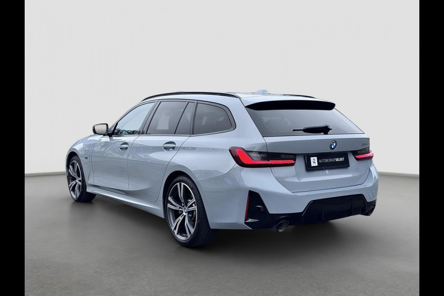 BMW 3 Serie Touring 320e | M-Sport | Pano | Harman Kardon | 19 inch | Carbon | Stuurwiel verwarmd | Individual | Brooklyn Grey