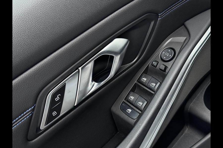 BMW 3 Serie Touring 320e | M-Sport | Pano | Harman Kardon | 19 inch | Carbon | Stuurwiel verwarmd | Individual | Brooklyn Grey