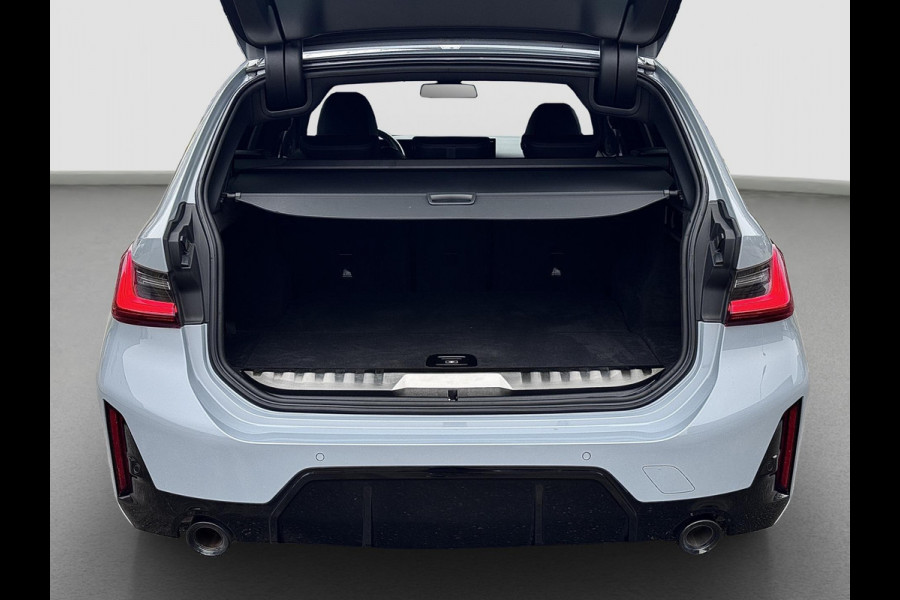 BMW 3 Serie Touring 320e | M-Sport | Pano | Harman Kardon | 19 inch | Carbon | Stuurwiel verwarmd | Individual | Brooklyn Grey