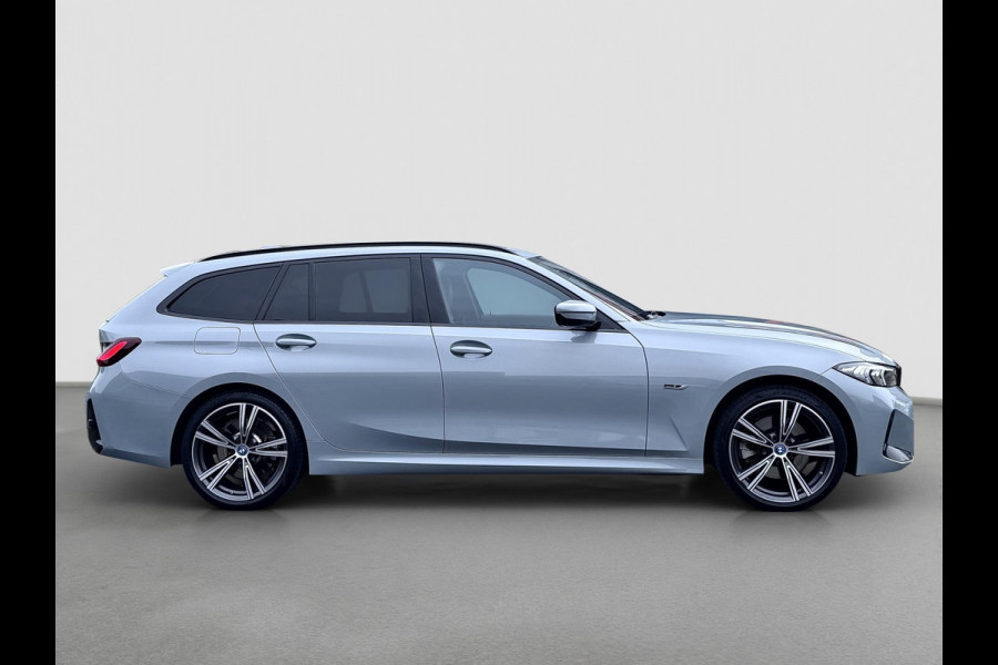 BMW 3 Serie Touring 320e | M-Sport | Pano | Harman Kardon | 19 inch | Carbon | Stuurwiel verwarmd | Individual | Brooklyn Grey