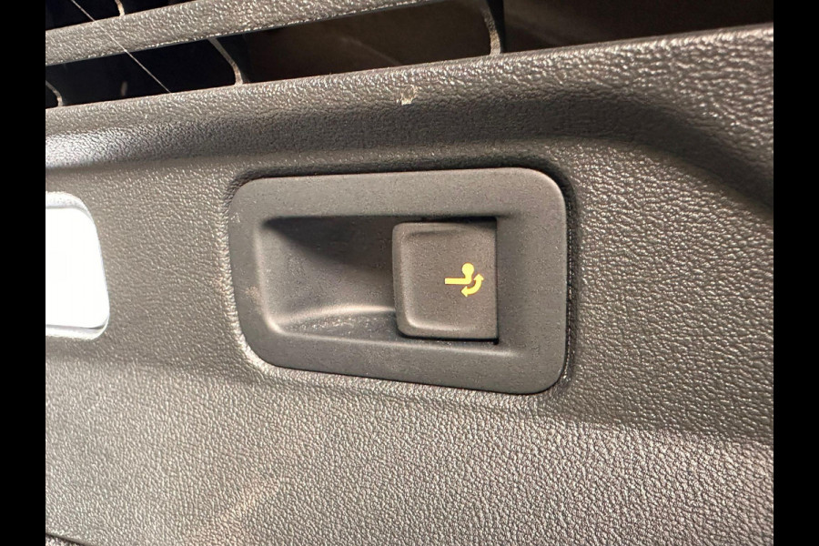 Volkswagen ID.4 First 77 kWh | SOH: 88,9% | Trekhaak | Leder Alcantara | Adaptive CC |