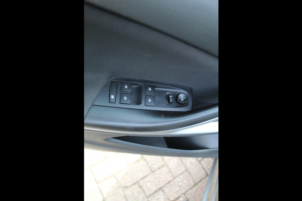 Opel Astra 1.0 Turbo Online Edition 5deurs , zeer nette auto Climate control , Cruise control , Navigatie , Bluetooth Parkeersensoren achter en voor