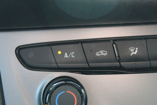 Opel Astra 1.0 Turbo Online Edition 5deurs , zeer nette auto Climate control , Cruise control , Navigatie , Bluetooth Parkeersensoren achter en voor