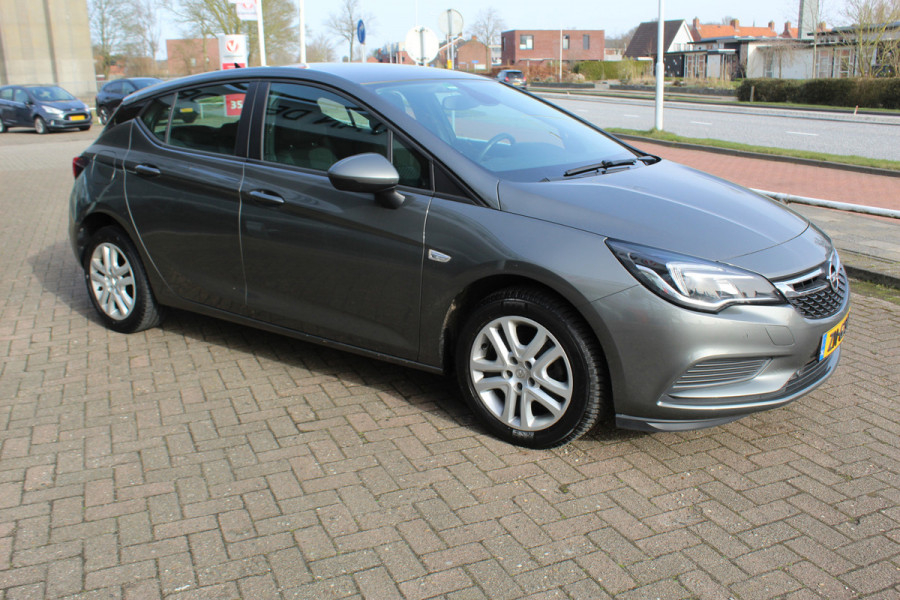 Opel Astra 1.0 Turbo Online Edition 5deurs , zeer nette auto Climate control , Cruise control , Navigatie , Bluetooth Parkeersensoren achter en voor