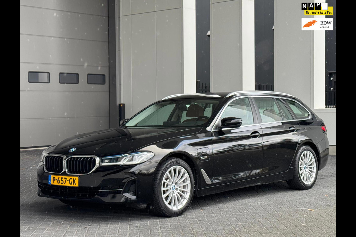 BMW 5 Serie Touring 520e Business Edition Plus, lederen sportinterieur, elect bedienbare trekhaak, 1 e eigenaar, NL auto met nap