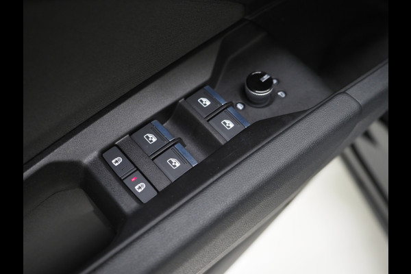 Audi Q4 e-tron 40 Edition 82 kWh | Stoelverwarming | Cruise | Climate | Carplay | Zwarte Hemel | DAB | PDC