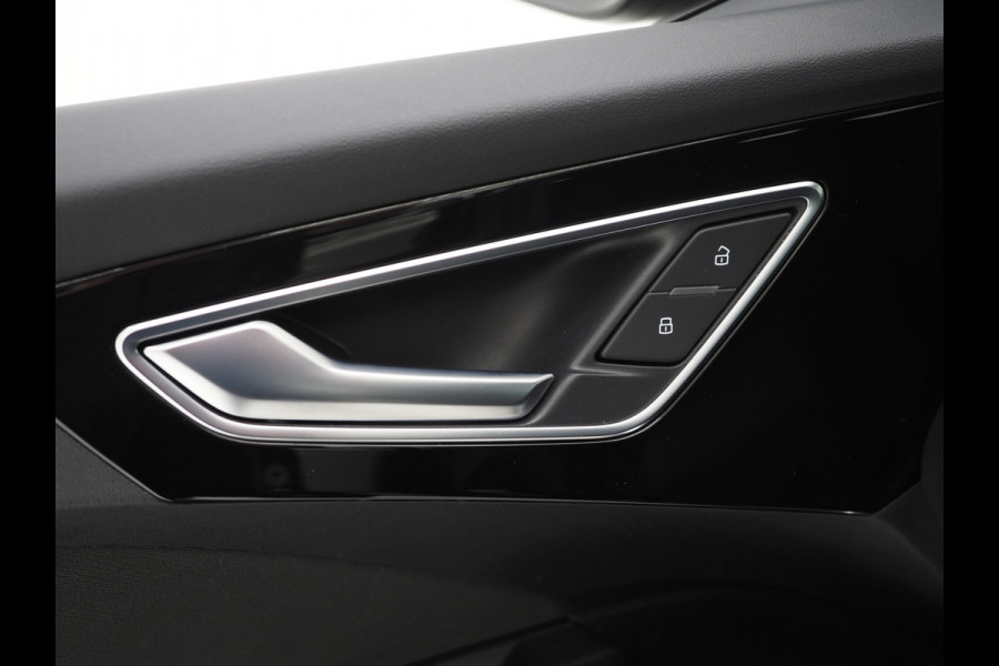 Audi Q4 e-tron 40 Edition 82 kWh | Stoelverwarming | Cruise | Climate | Carplay | Zwarte Hemel | DAB | PDC