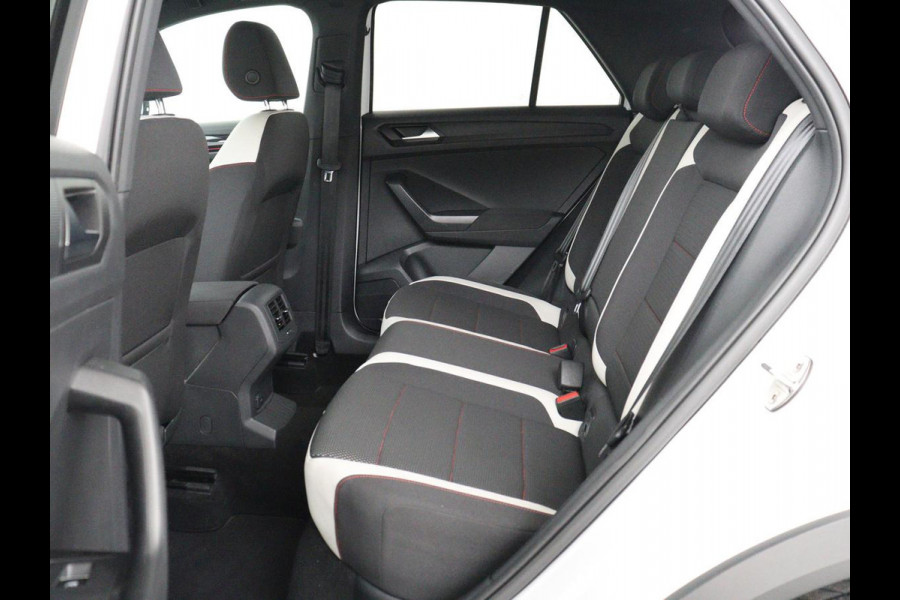 Volkswagen T-Roc 1.5 TSI Sport R Line | Trekhaak | Carplay | Full LED | Navigatie | Virtual Cockpit | Adaptive cruise | Parkeerhulp | 18'' | Climate control | Bluetooth | Getint glas
