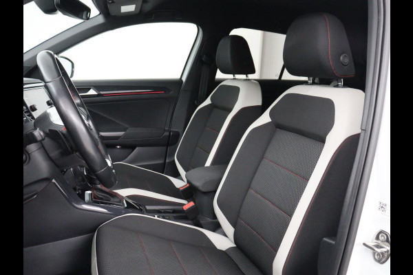 Volkswagen T-Roc 1.5 TSI Sport R Line | Trekhaak | Carplay | Full LED | Navigatie | Virtual Cockpit | Adaptive cruise | Parkeerhulp | 18'' | Climate control | Bluetooth | Getint glas