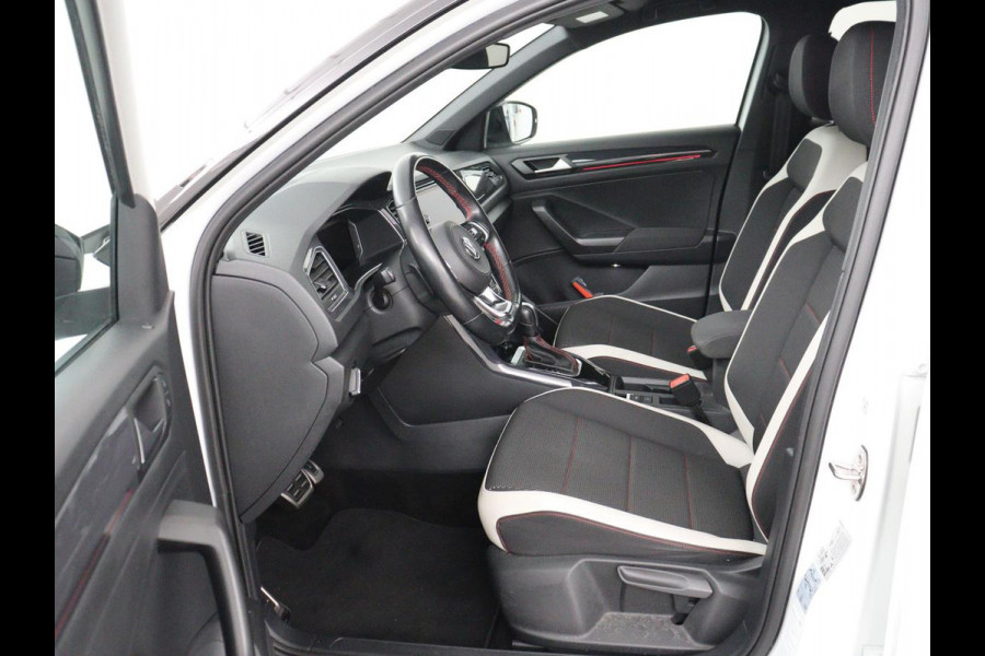 Volkswagen T-Roc 1.5 TSI Sport R Line | Trekhaak | Carplay | Full LED | Navigatie | Virtual Cockpit | Adaptive cruise | Parkeerhulp | 18'' | Climate control | Bluetooth | Getint glas
