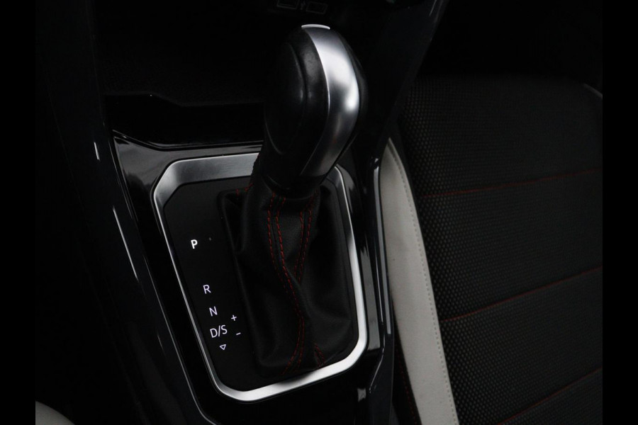 Volkswagen T-Roc 1.5 TSI Sport R Line | Trekhaak | Carplay | Full LED | Navigatie | Virtual Cockpit | Adaptive cruise | Parkeerhulp | 18'' | Climate control | Bluetooth | Getint glas