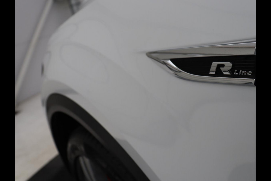 Volkswagen T-Roc 1.5 TSI Sport R Line | Trekhaak | Carplay | Full LED | Navigatie | Virtual Cockpit | Adaptive cruise | Parkeerhulp | 18'' | Climate control | Bluetooth | Getint glas